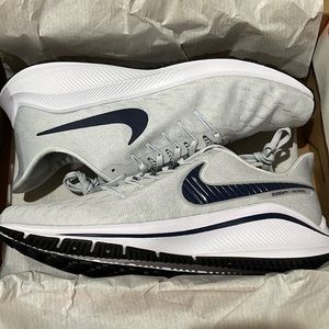 White Nike zoom vomero 14 mens shoes. Size 10
